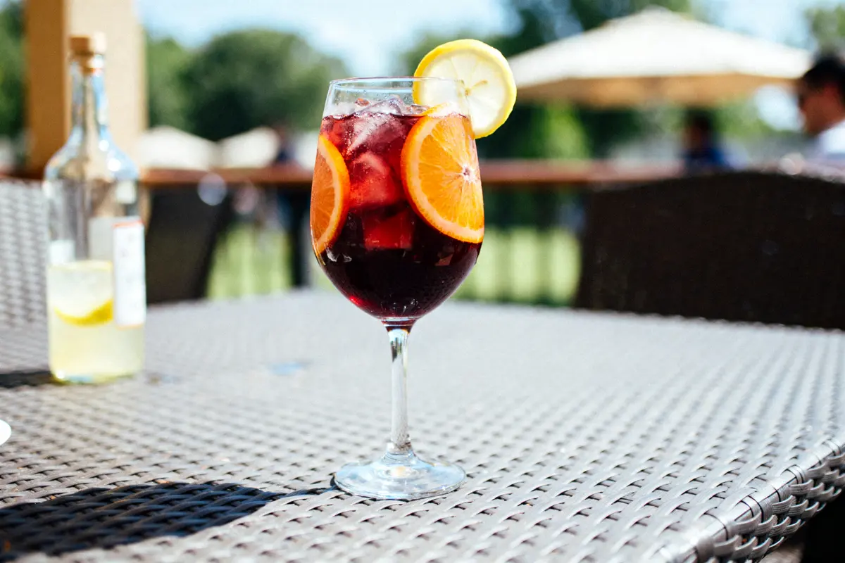 Verre de sangria avec tranches d'agrumes que rajouter dans une sangria toute faite